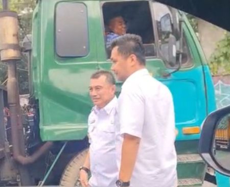 Wakil Wali Kota Bekasi Abdul Harris Bobihoe tegur langsung supir truk yang buang sampah sembarangan dijalan. Hal itu terjadi saat Wawali Abdul Harris Bobihoe melintas di bawah Fly over Rawapanjang.